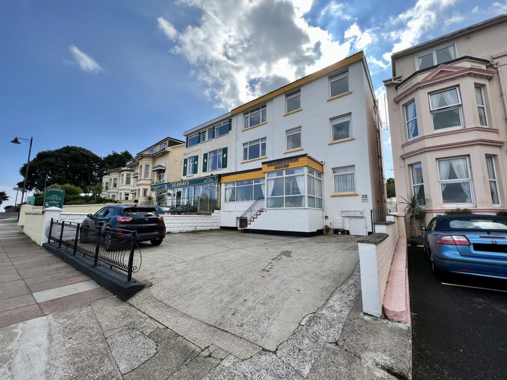 Lot: 141 - SPACIOUS APARTMENT WITH POTENTIAL FOR SUB-DIVISION WITH EXTENSIVE SEA VIEWS -